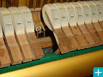 鍵盤下の木部のカビ修理
